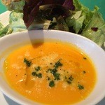 高田馬場 Ristorante En - 生野菜サラダと本日のスープ　パスタランチ/カーポラヴォーロ