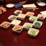 趙楊 - 十二単碟　（十二種類の前菜盛り合わせ）