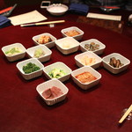 趙楊 - 十二単碟　（十二種類の前菜盛り合わせ）