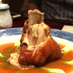 趙楊 - 東坡肘子　（豚脛肉の柔らか醤油煮込み）