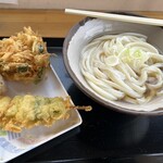 たかのはし - 冷かけうどん並300円。野菜かき揚げ、白ネギ天ぷら、おにぎりは全部100円！