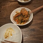 松記鶏飯 - ニョニャアチャー　ピクルス｡複雑なソース｡ナッツとゴマがウマイ｡