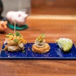 マ・キュイジーヌ - アミューズ  金時豚のミートソースのピザ 伊達鶏のリエット 蛤のエスカベッシュ