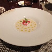 ラ ターブル ドゥ ジョエル・ロブション - 前菜1：生雲丹と帆立貝のジュレをカリフラワーのヴルーテでコーティング、上質なスペイン産オリーブオイルをからめながら