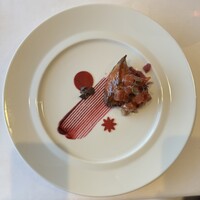 La Vallee d'Or - お魚料理 マグロ頬肉のムニエル 赤身のタルタル 赤紫蘇のジュレ ヘーゼルナッツオイルとバルサミコ酢のソース