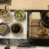 魚菜由良 鼎 - 前菜　なめこ、生湯葉、オクラ、椎茸、山芋揚、茄子味噌、帆立煮、巨峰の天ぷら