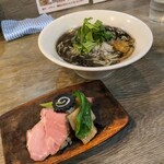 ラァメン コハク - イカ煮干の黒麺　880円
