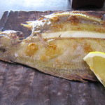 福浦漁港 みなと食堂 - レモンをかけていただきます