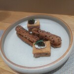 フィエルテ - 名物エクレアのアミューズ：黒ゴマ・サツマイモ・オレンジピール、本マグロ・キャビア・サワークリームのサンド