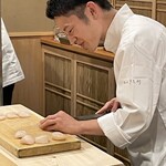 銀座 きた川 - 帆立準備中