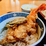 やぶ善 - ミニえび天丼のタネは、プリップリの"海老"と、風味豊かな"大葉"。