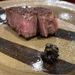 銀座 きた川 - 飛び牛ヒレ　玉鋼焼き　燻製の生胡椒添え　写真では分かりませんが、ほんの一口