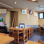 やぶ善 - 玄関入ってすぐ目の前のテーブル席。