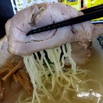 中華麺房 東龍 - チャーシューマキマキ麺リフト⤴️