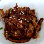 中華麺房 東龍 - サービスオツマミは「メンマチャーシュー白菜キムチ炒め」❗これ☆ご飯がススム味わいです(*^_^*)d