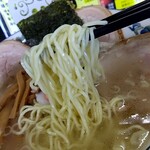 中華麺房 東龍 - 麺リフト⤴️細麺に優しい塩味スープが絡みます♭