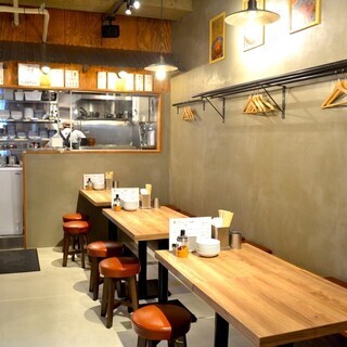 【店内】温かみのある店内｜デート・宴会・女子会におすすめ