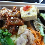 KITCHEN TSUNAGU - ラタトゥイユのハンバーグに玉子焼きと副菜です。