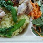 KITCHEN TSUNAGU - 鶏のハーブ焼きにターメリックライスと野菜サラダです。