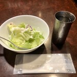 ストーン - おしぼり、水、そしてサラダが提供されます