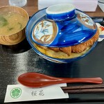 かつ丼 桜花 - カツ丼「上」が配膳 ^_^