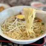 台湾四川料理 東華楼 - 細めのちぢれ麺