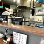 かつ丼 桜花 - カウンター席から清潔感に富む厨房を望む