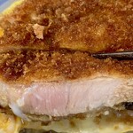 かつ丼 桜花 - 見事に美しいカツの断面