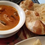 インドレストラン ムンタージ - ナンと本日のカリーはチキンと茄子