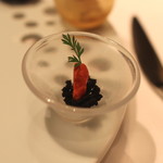 ア・ニュ ルトゥルヴェ・ヴー - アヴァンアミューズ　（人参のクッキー と 乾燥オリーブ パウダー　(2014/04)