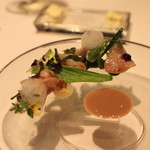 ア・ニュ ルトゥルヴェ・ヴー - 前菜 一品目　（茨城県鹿嶋の大粒ハマグリ　蕗の薹ソースとビネグレットのソース と ホタル烏賊ノソースで　、ウルイ等のサラダ添え　(2014/04)