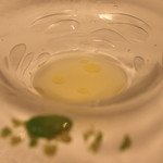ア・ニュ ルトゥルヴェ・ヴー - 空豆のコンソメの冷製スープ　ミント風味の甘い空豆添え　(2014/04)　(2014/04)