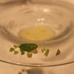 ア・ニュ ルトゥルヴェ・ヴー - 空豆のコンソメの冷製スープ　ミント風味の甘い空豆添え　(2014/04)　(2014/04)