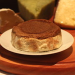 ア・ニュ ルトゥルヴェ・ヴー - シナモン風味の ”ブリア・サバラン”　フレッシュチーズの ”ブリアサヴァラン” と ベルギーの郷土菓子 ”スペキュロース” の合体　(2014/04)