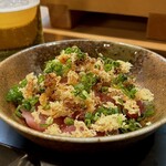 寿し辰 - 天玉まぐろ（¥650税抜)
      マグロのお刺身の上にサクサクの天かすと刻みネギ、その取り合わせが面白い逸品♪(*´༥`*)ｳﾏ~