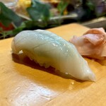 寿し辰 - モンゴウ烏賊は包丁が入って柔らかい♡
      こういう丁寧な職人仕事が寿し辰っつぁん最大の魅力です！