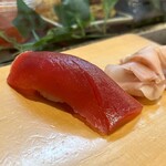 寿し辰 - 綺麗なバチ鮪♪
      大きなネタを頬張るのが寿し辰っつぁんの醍醐味！