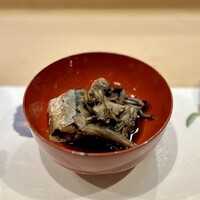 うを徳 - キノコがいい香りして美味しい！
                      秋刀魚は煮付けてあって酒進む味だー！