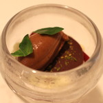 ア・ニュ ルトゥルヴェ・ヴー - 苺とバジルのピュレ　エスプーマされたマスカルポーネ チーズのムース　　チョコレートと苺のアイスクリームをのせて　(2014/04)