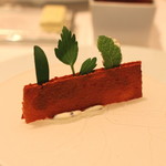 ア・ニュ ルトゥルヴェ・ヴー - アミューズ　（駿河湾の桜海老のチップス　サワークリーム と キャビア と ハーブをサンド　(2014/04)