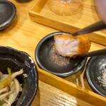 豚肉料理専門店 とんかつのり - 黒塩（ナマック岩塩）に漬けて