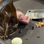 HIGASHITANI  - 猪のモモと皮 山葵ソース カカオと木苺のソース