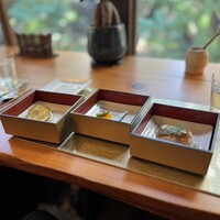 航 北鎌倉 - 魚料理 三段お重に入った三崎直送サワラのポワレ 季節の野菜を添えて ボルチーニのソースで