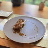 航 北鎌倉 - 肉料理 宮城県産えごま豚肩ロースのステーキ 蜂蜜と粒マスタードのソース