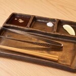 焼肉 牛ノ家 - 一つ一つオリジナルで焼き上げた陶器のお皿。