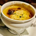 ヒルトン沖縄瀬底リゾート - オニオンスープはしっかり丁寧に焼き上げられたパイ生地でフタされてきました。こちらもとてもおいしかったです。