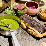 ヒルトン沖縄瀬底リゾート - サーモンのグリルは、肉厚でふっくら仕上がってました。皮がパリッと丁寧にローストされていてついつい食べてしまう。鮮やかで、緑のChimichurri シークアサー入りは絶品！今度作ってみることに。