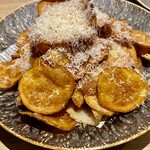 ヒルトン沖縄瀬底リゾート - カリッと揚げたてポテトにPecorinoスレッドチーズ和えは絶品。