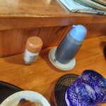 とんかつ桂 - ご主人お手製の焼き塩（とソース）