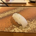 自然米の鮨　まこと屋 - イカ(ゆずと塩)
